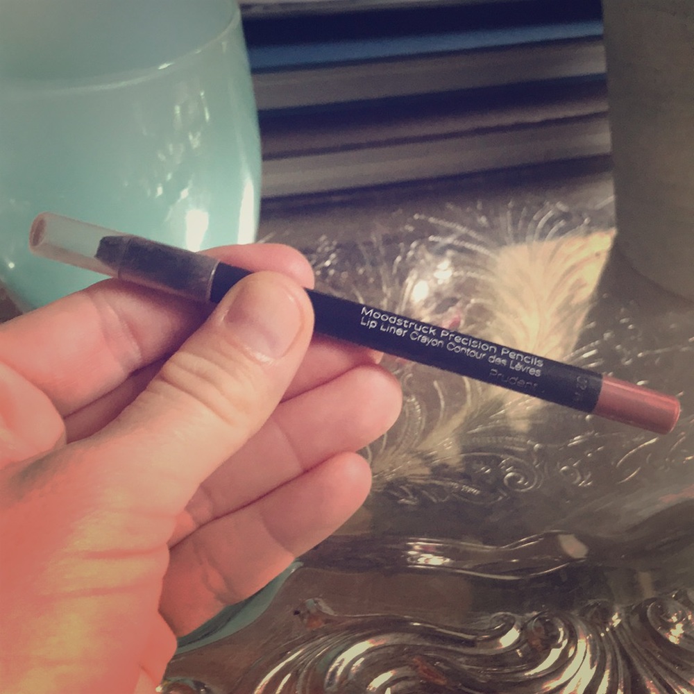 Younique Lip pencil in Prudent